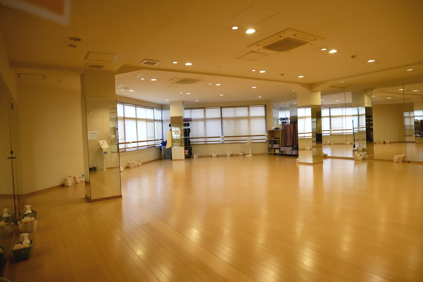 常温スタジオ。窓から自然光が入る広いフロア